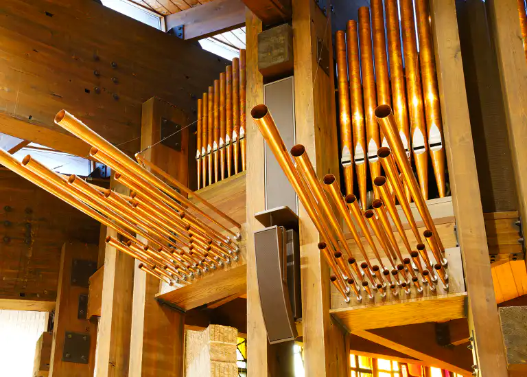 Organ pipes in a church with Innovox hla speakers