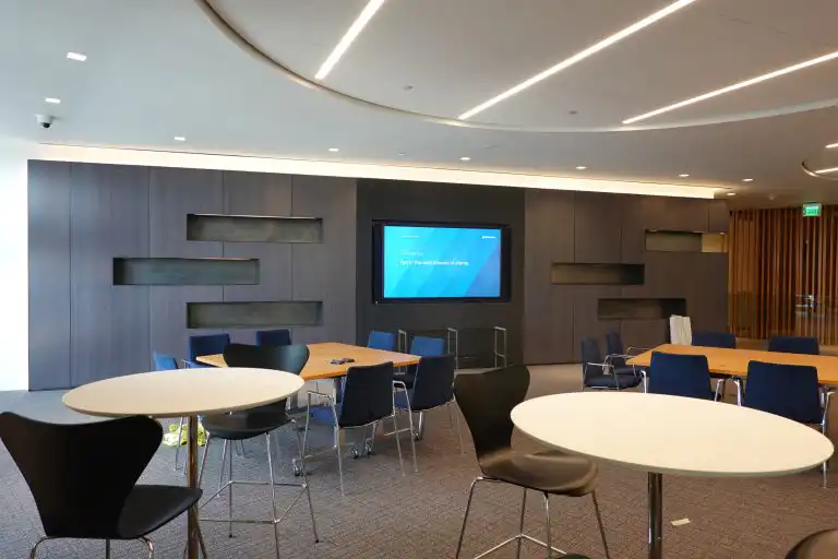 Modern meeting room with display and Innovox Flex loudspeakers